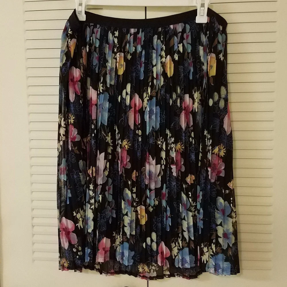 Ava & Viv Pleated Floral Skirt - Picture 3 of 4